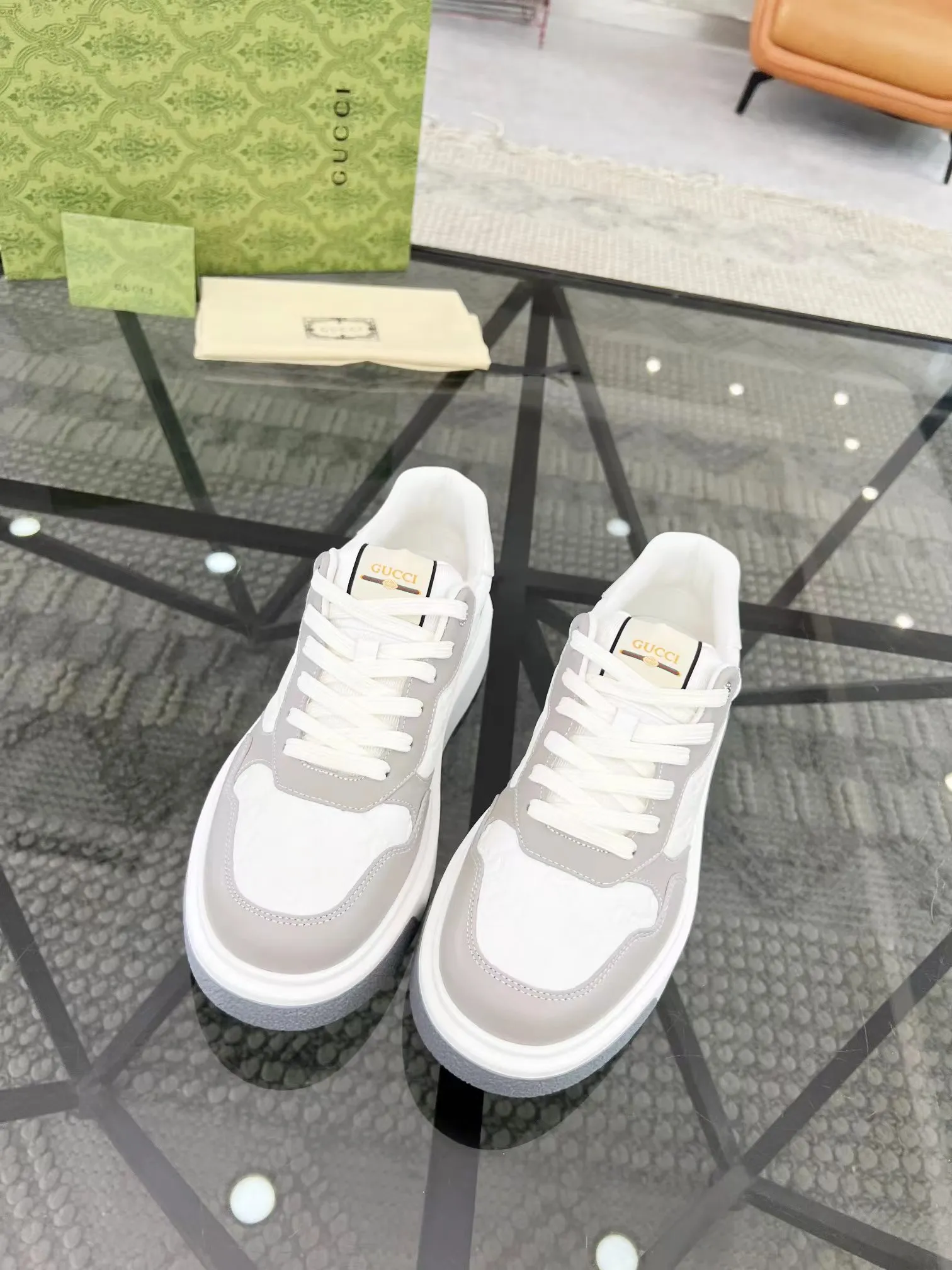P440 new men's shoes GUCCI [Lightning] latest shoes are shipped. Original quality, fashionable, made of special materials, sheepskin lining, brand new packaging. The foot feels super comfortable and the workmanship is impeccable. Size: Male 38-45.
